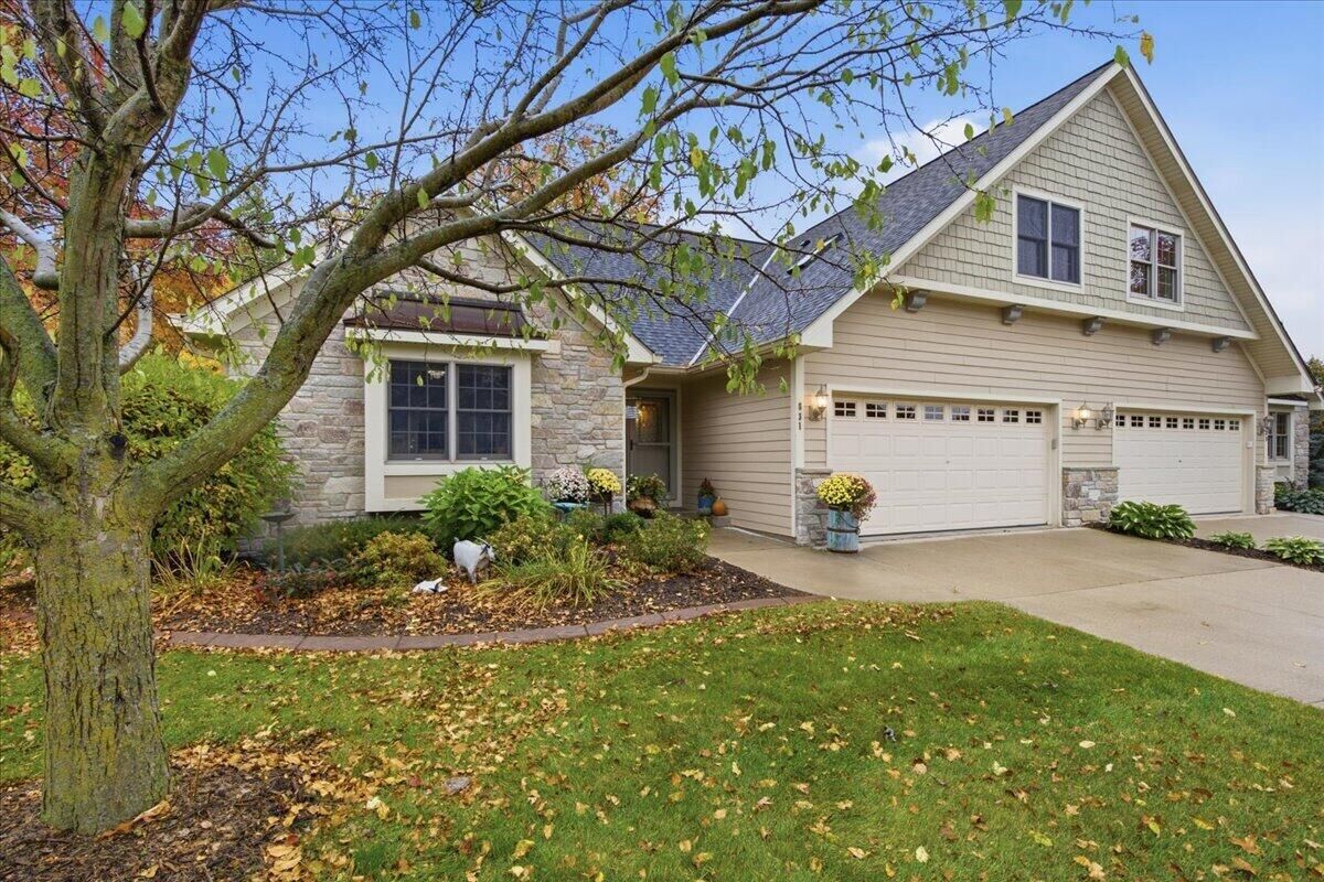 Property Photo:  831 Lorrin Pl  WI 53095 