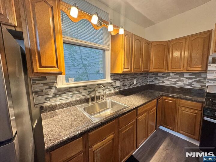 Property Photo:  324 Hawthorne Avenue 1  NJ 07112 