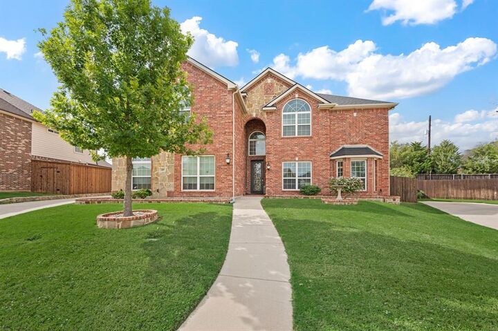 Property Photo: 209 Chateau Avenue TX 76060