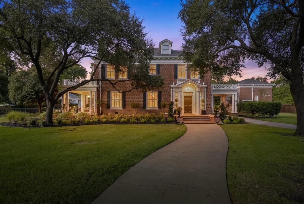 Property Photo:  201 Overhill Drive  TX 75165 