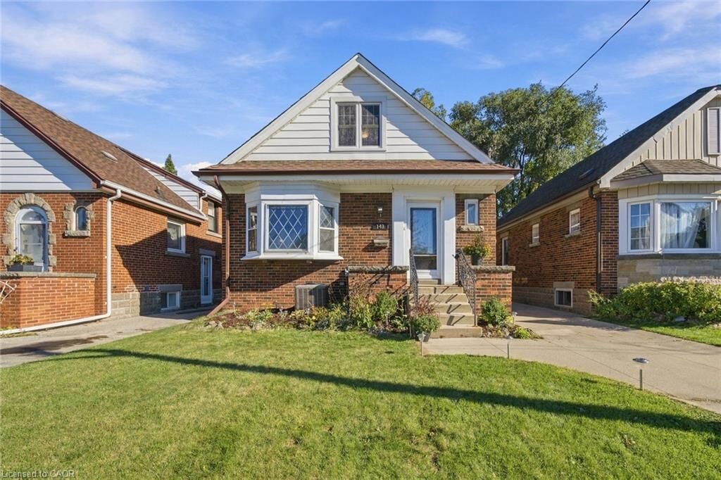 Property Photo:  143 Huxley Avenue S  ON L8K 2P9 