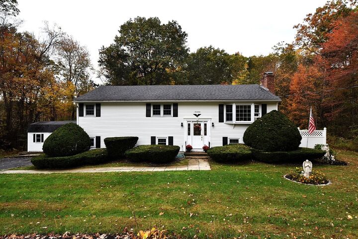 Property Photo:  17 Wedgewood Ln  MA 01527 