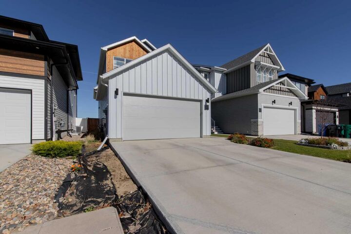 Property Photo:  4537 25 Avenue S  AB T1K 8K5 