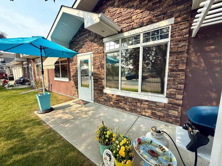 Property Photo:  104 Sunvale Crescent NE  AB T1V 0E8 