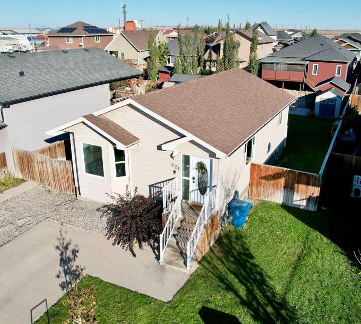 Property Photo:  321 10B Street  AB T0L 1S0 