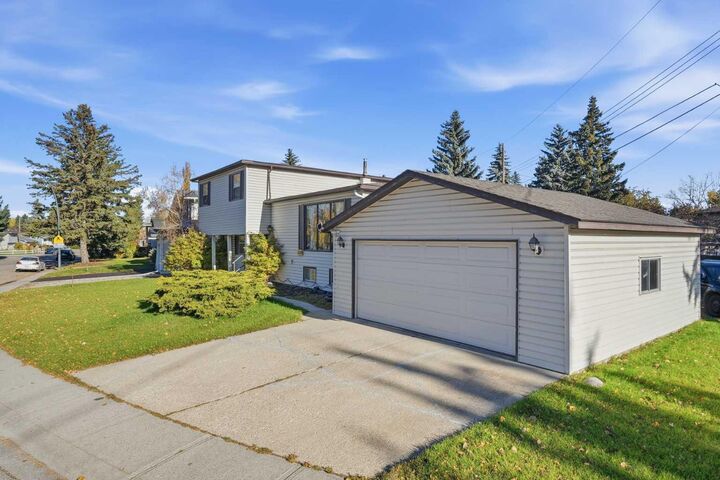 Property Photo: 11116 Southdale Road SW AB T2W 0X4