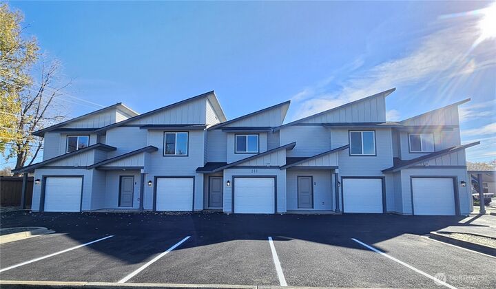 Property Photo:  211 E 6th Avenue  WA 98837 