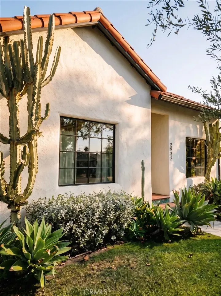 Property Photo:  2932 Edgehill  CA 90018 