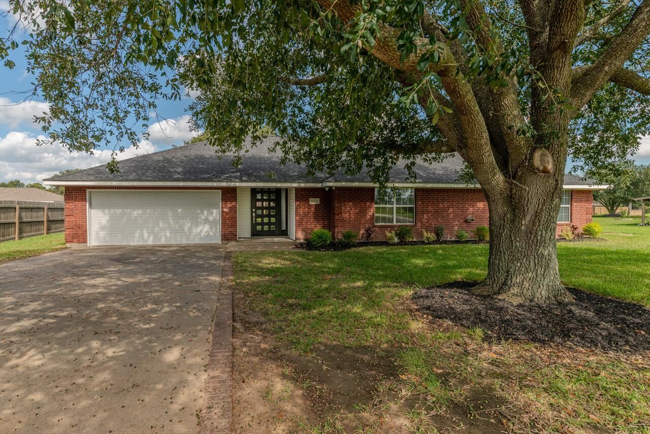 Property Photo: 9008 Oak Vista TX 77630-8867