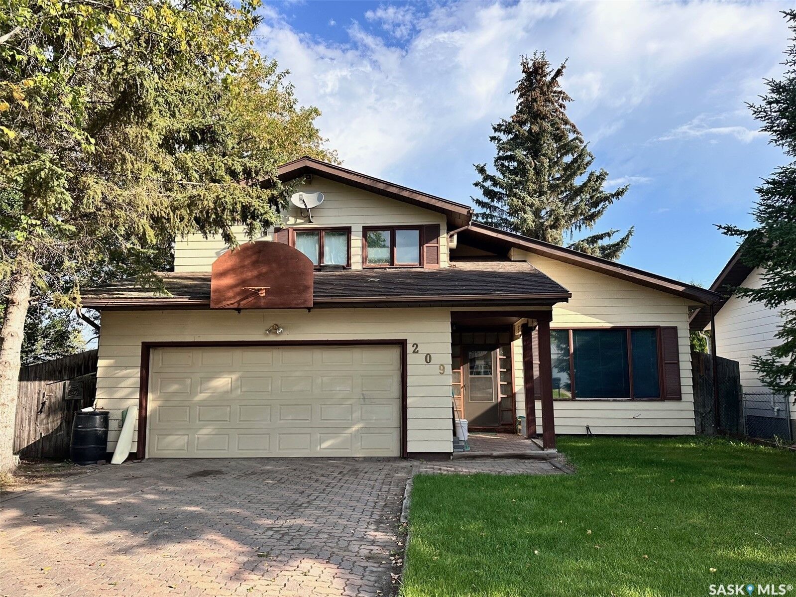 Property Photo:  209 5th Avenue E  SK S0J 2M0 