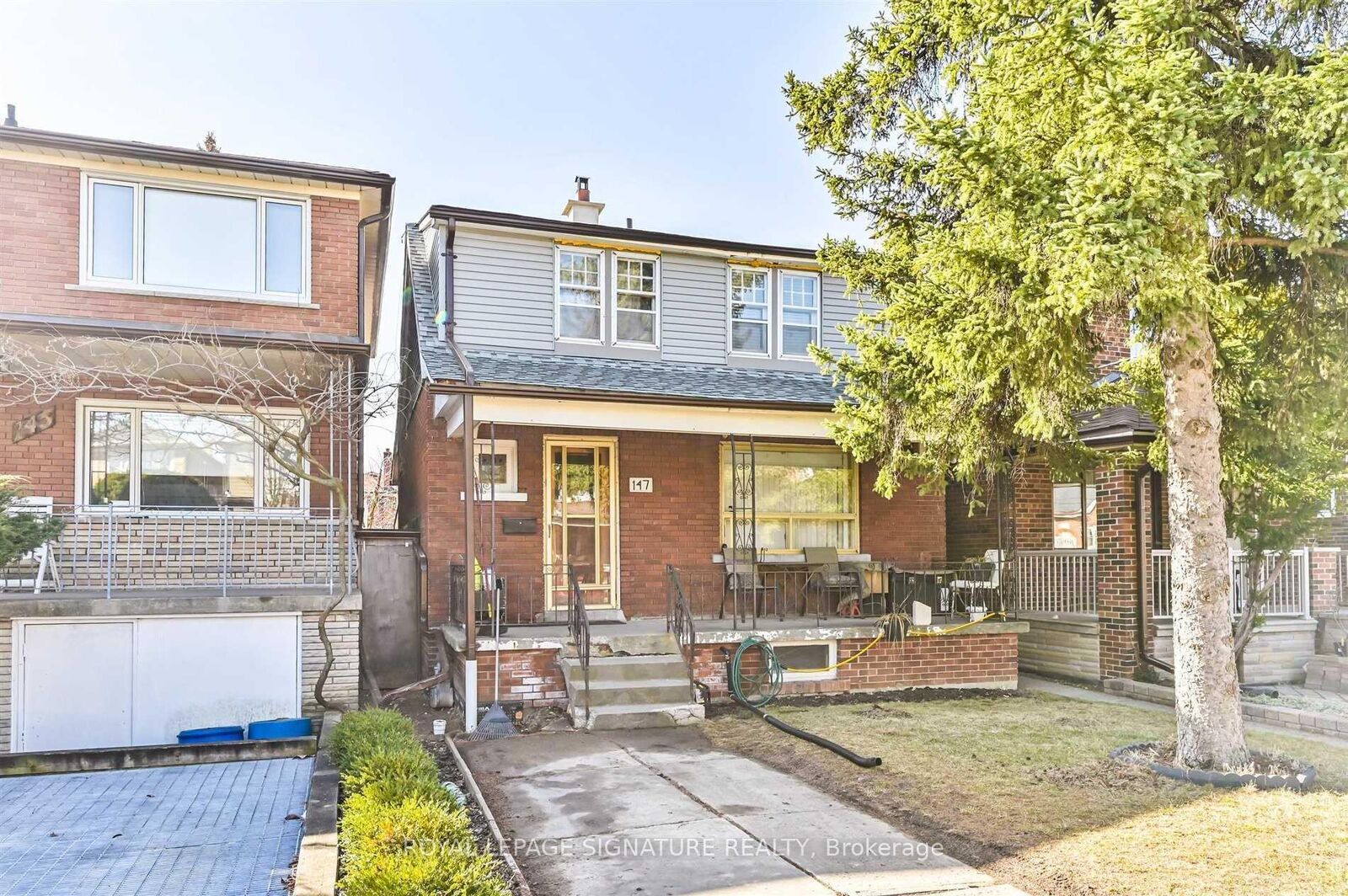 Property Photo:  147 Gloucester Grove Lower  ON M6C 2A9 