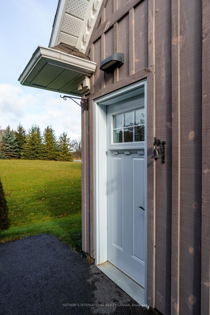 Property Photo:  10 Deerfield Court Coach House  ON K8N 4Z1 