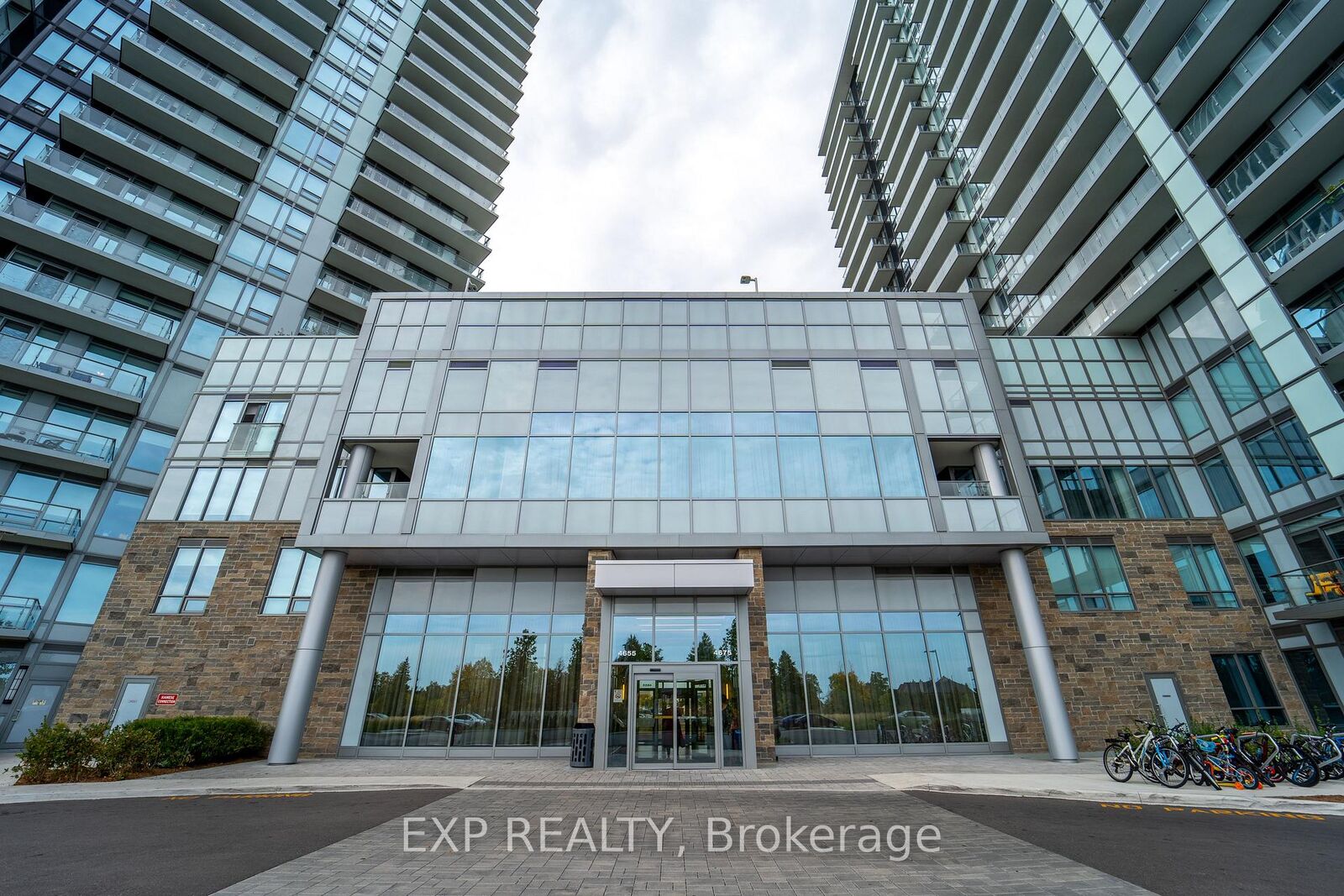 Property Photo: 4675 Metcalfe Avenue 1807 ON L5M 0Z7