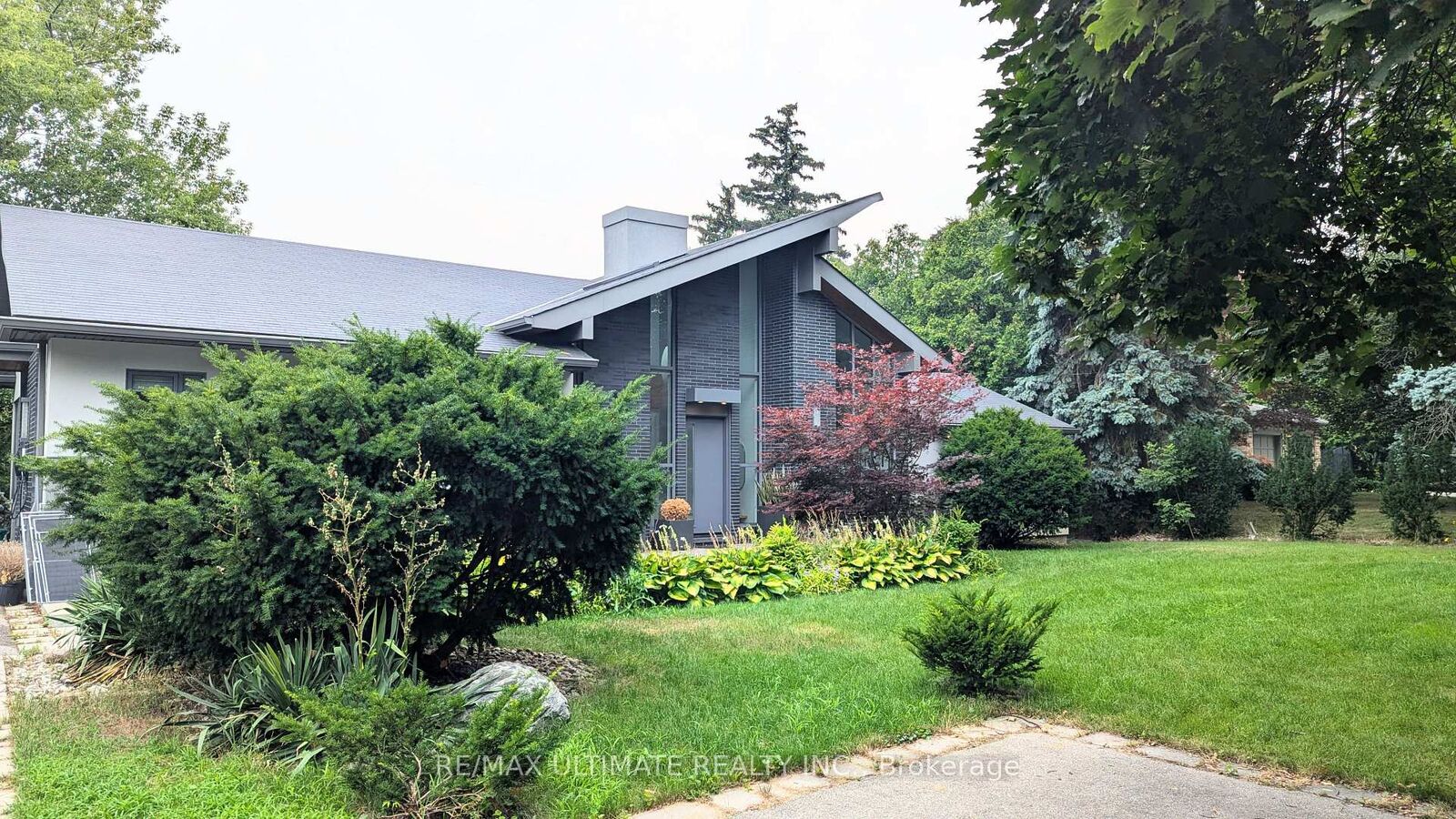 Property Photo:  1101 Lakeshore Road W Lower  ON L6L 1E7 