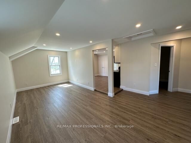 Property Photo:  213 Pine Street 1  ON L1N 3X4 