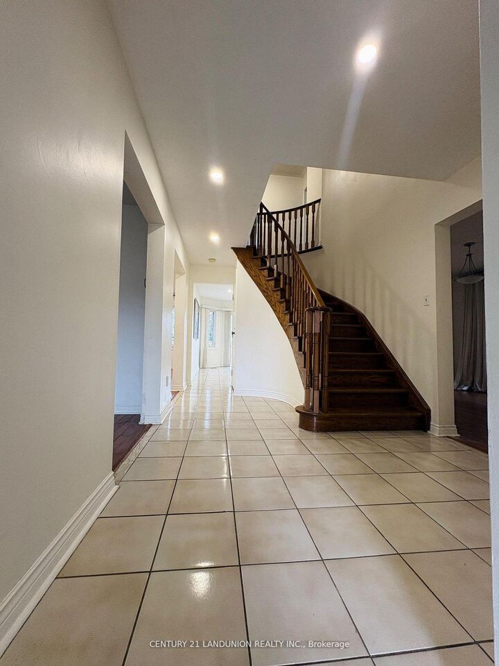 Property Photo:  Main 48 Marchwood Crescent  ON L4C 8M4 