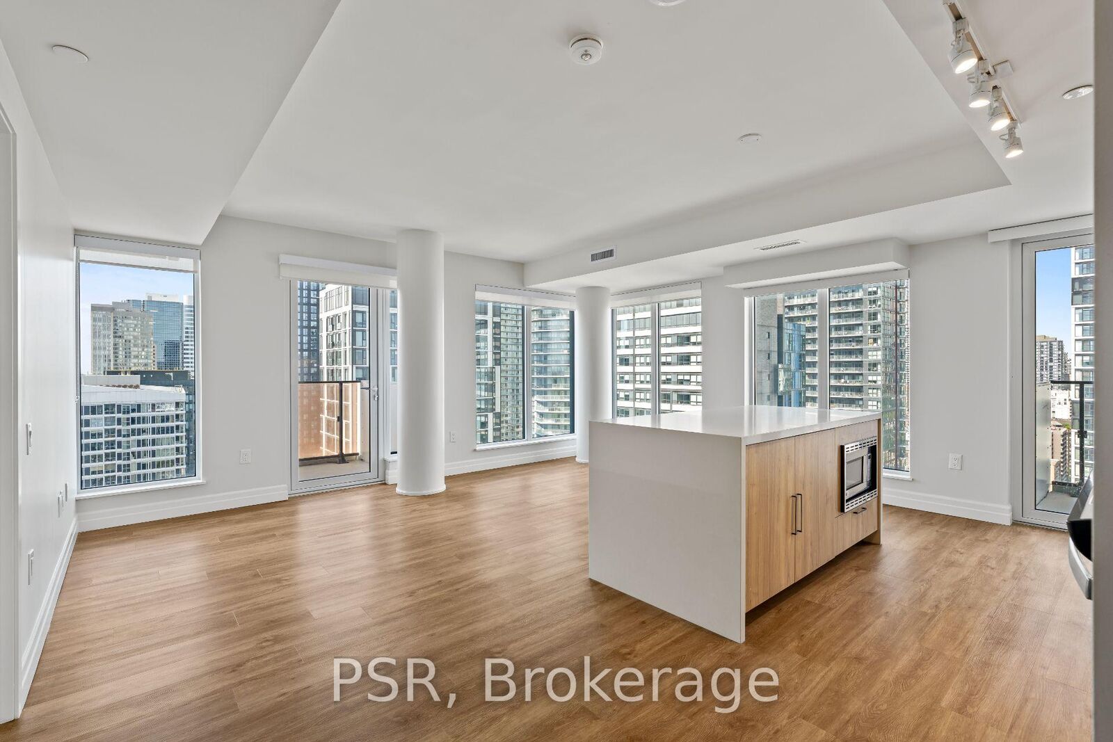 Property Photo:  203 Jarvis Street 3101  ON M5B 0E7 
