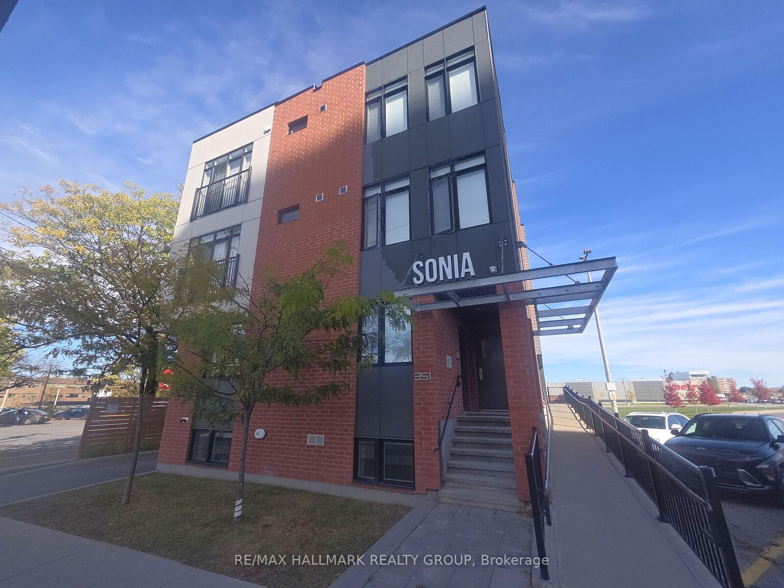 Property Photo:  351 Croydon Avenue 301  ON K2B 0A4 