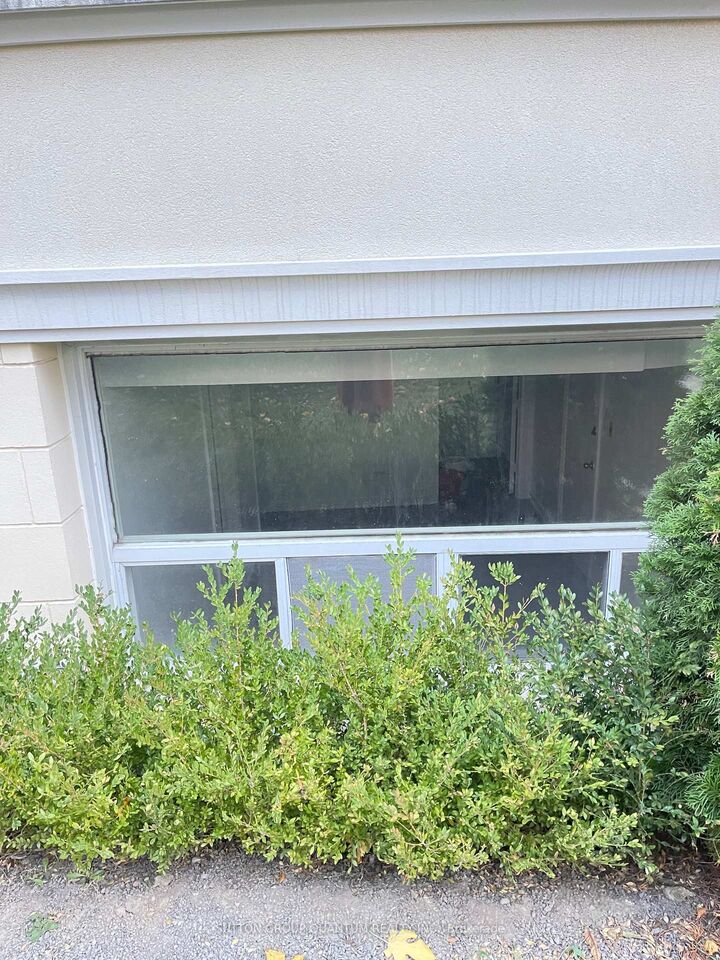 Property Photo: 339 Lakeshore Road E #2 ON L5G 1E7
