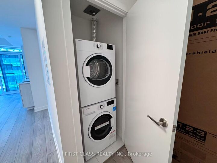 Property Photo: 110 Broadway Avenue 1107 ON M4P 1V7