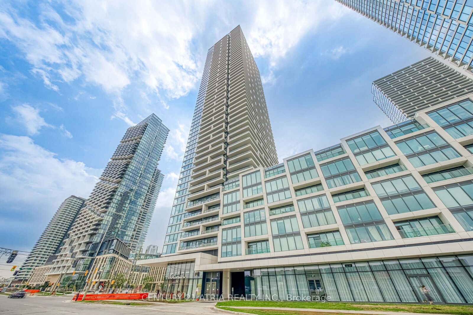 Property Photo:  950 Portage Parkway 1811  ON L4K 0J7 