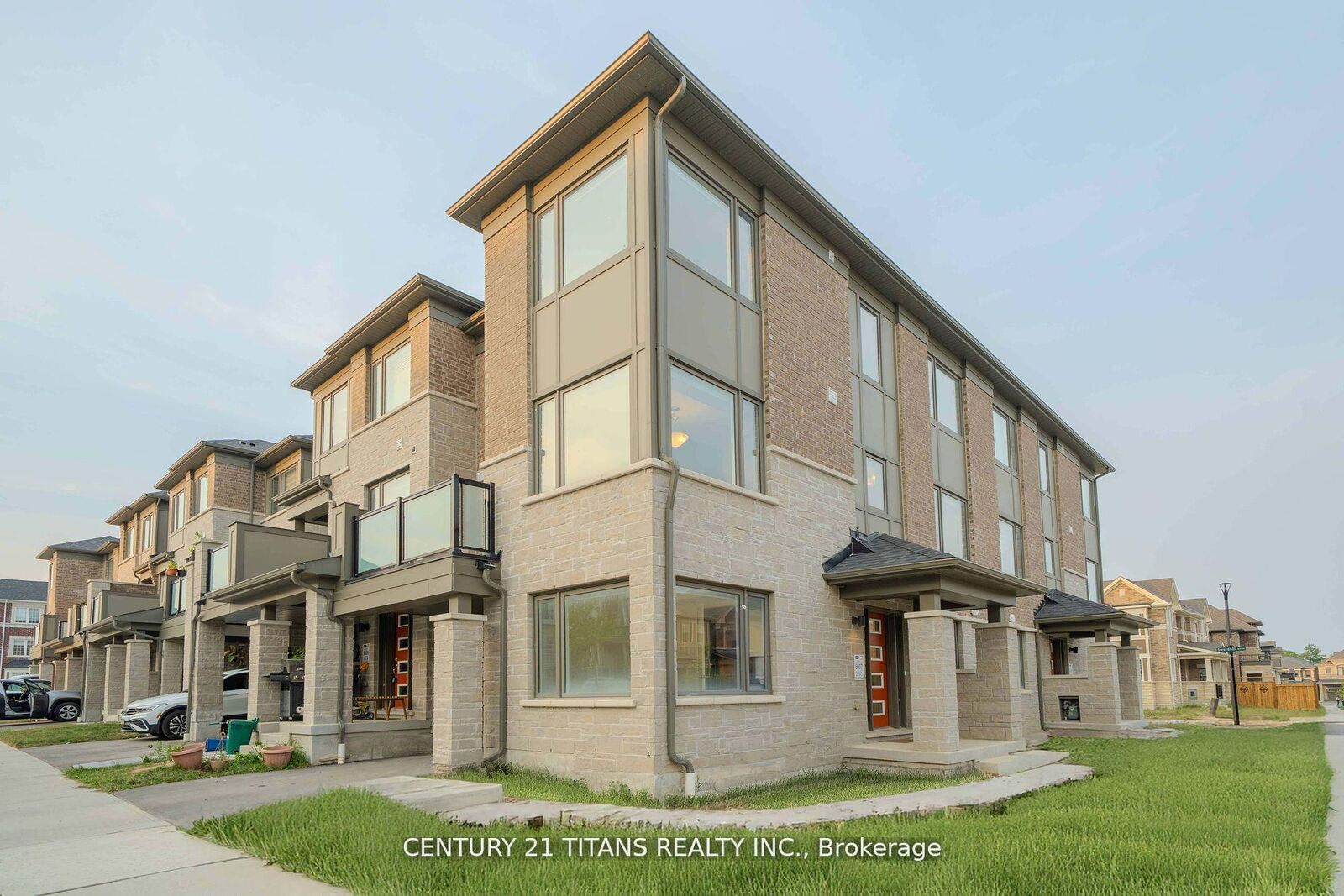 Property Photo:  3321 Thunderbird Promenade  ON L1X 0N4 