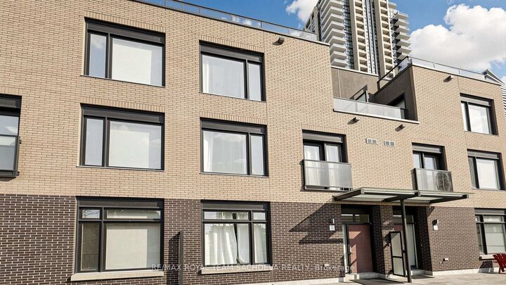 Property Photo:  4070 Parkside Village Drive Th11  ON L5B 0K2 