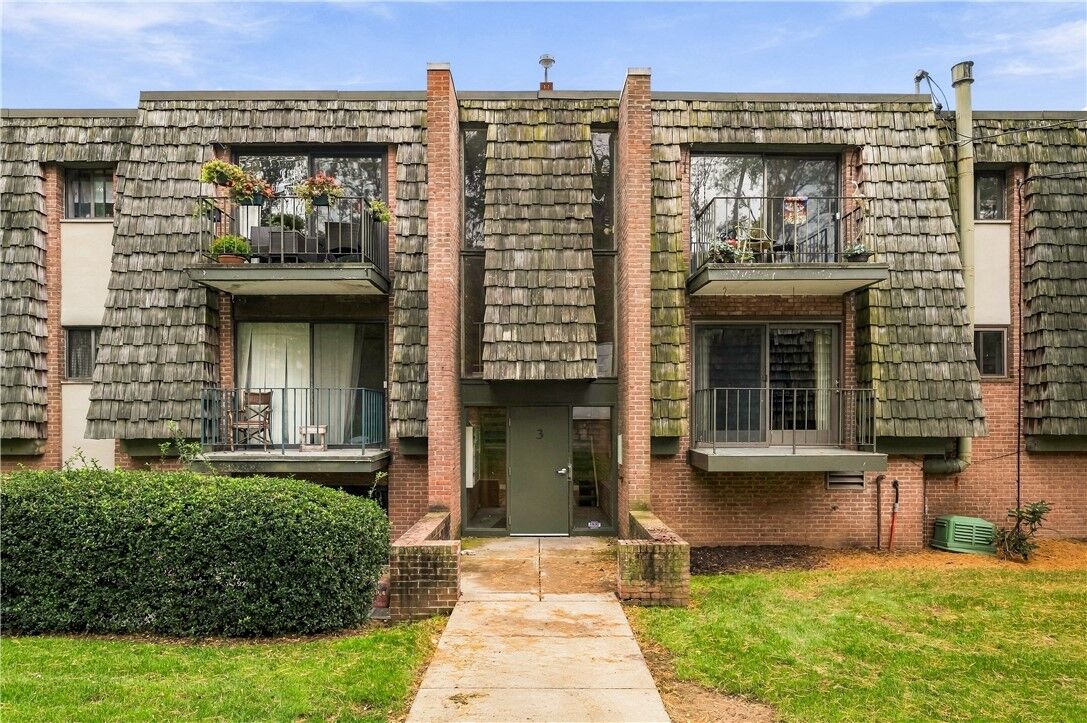 Property Photo:  322 Forest Green Drive 322  PA 15108 