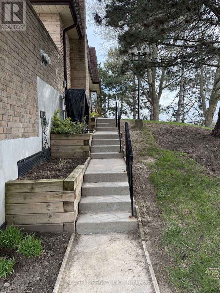 Property Photo: 1510 Upper Middle Road 4 ON L7P 4M5