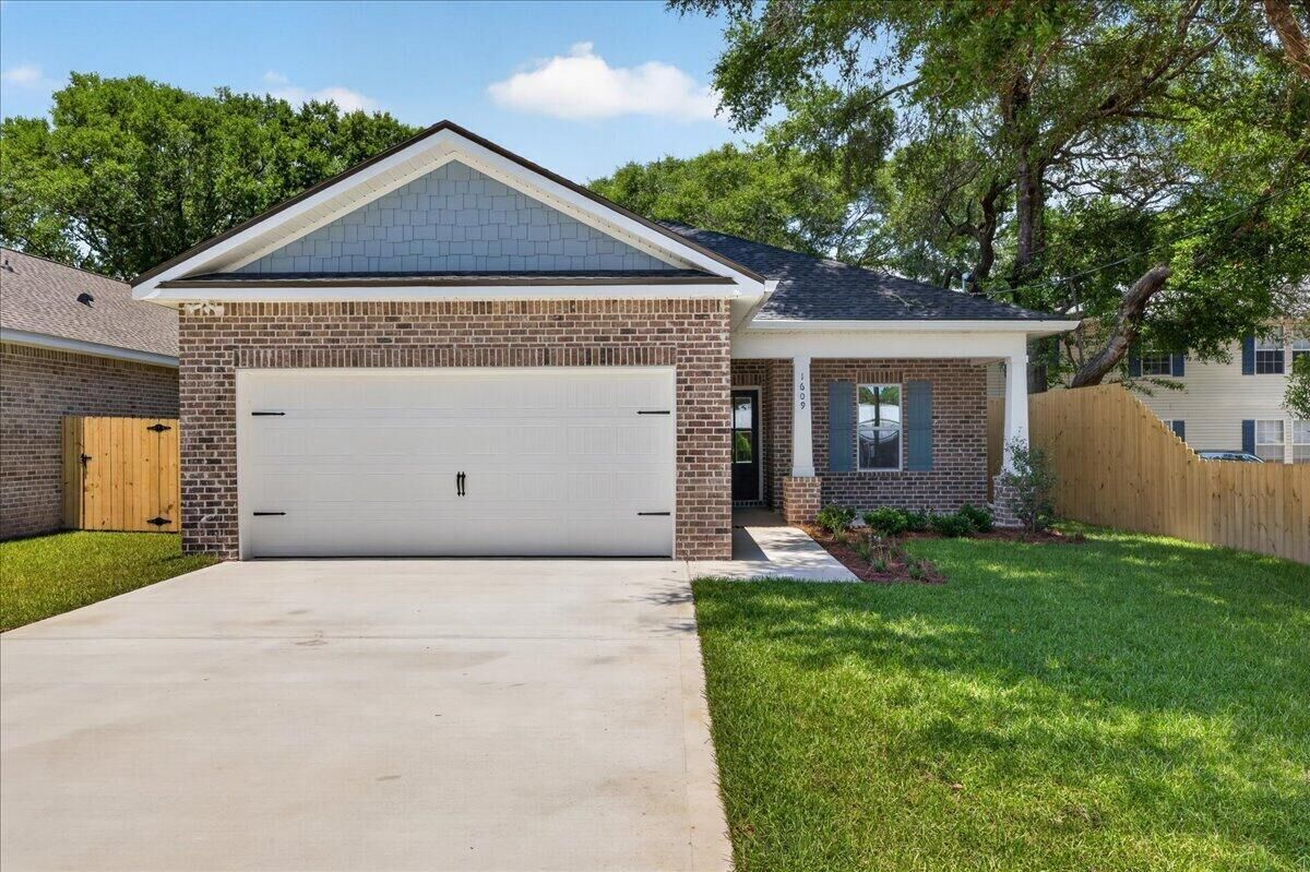 Property Photo:  1609 26th Street  FL 32578 