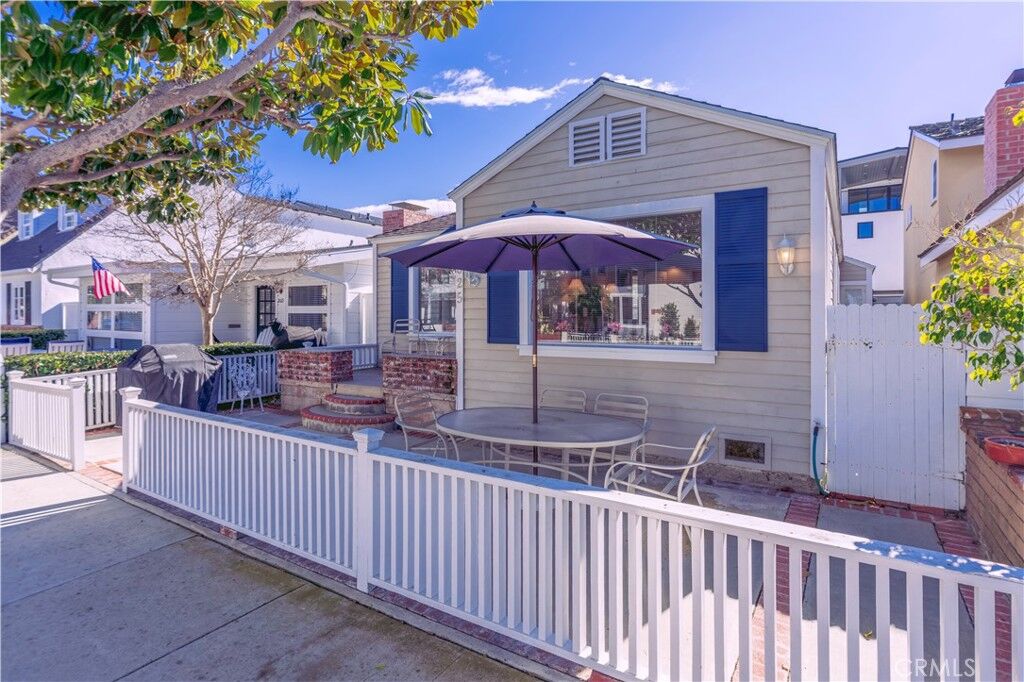 Property Photo:  2025 Miramar Drive  CA 92661 