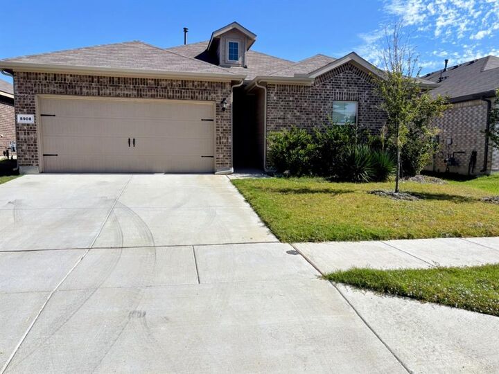 Property Photo: 8908 Boulder Oak Boulevard TX 76131