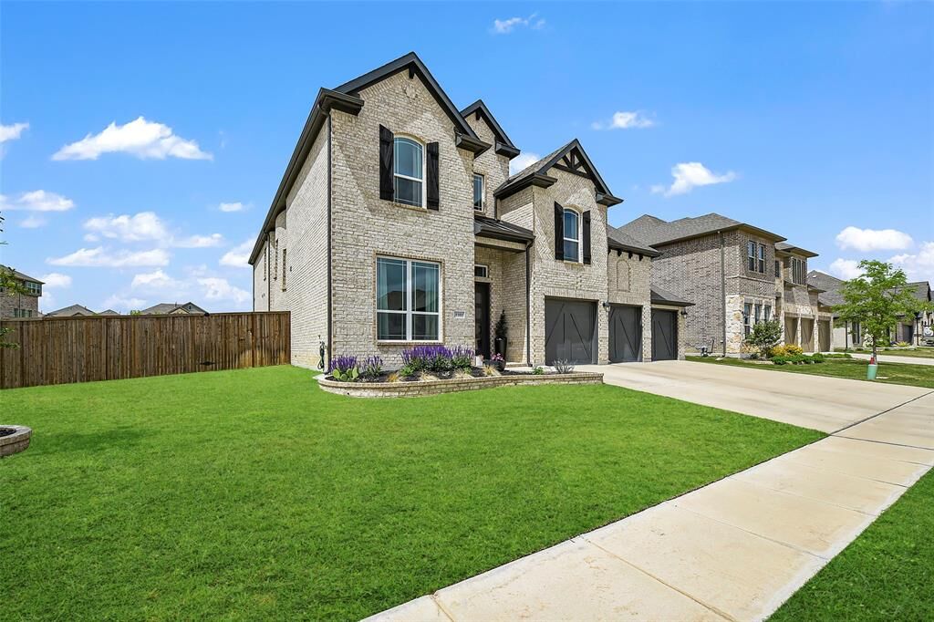 Property Photo: 1101 Alderwood Drive TX 76247