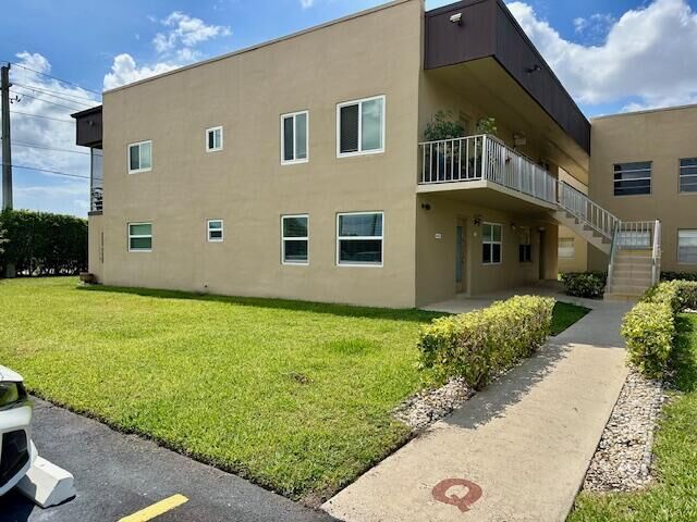 Property Photo: 769 Burgundy Q FL 33484