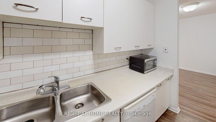 Property Photo:  25 Meadow Lane 304  ON L4N 7K2 