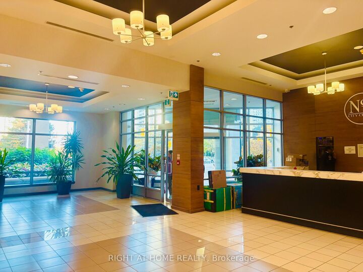 Property Photo:  33 Elm Drive W 1301  ON L5B 4M2 