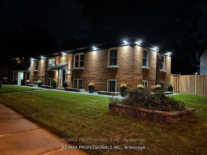 Property Photo:  284 Gledhill Avenue W 2  ON M4C 4L1 