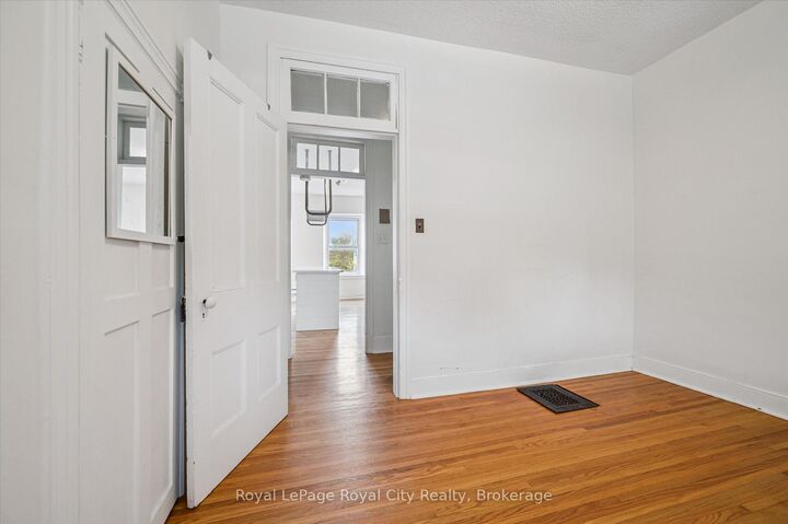 Property Photo:  129 Metcalfe Street A  ON N0B 1S0 