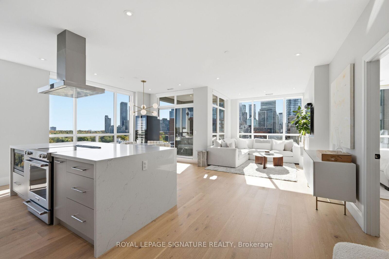Property Photo:  980 Yonge Street 1002  ON M4W 3V8 