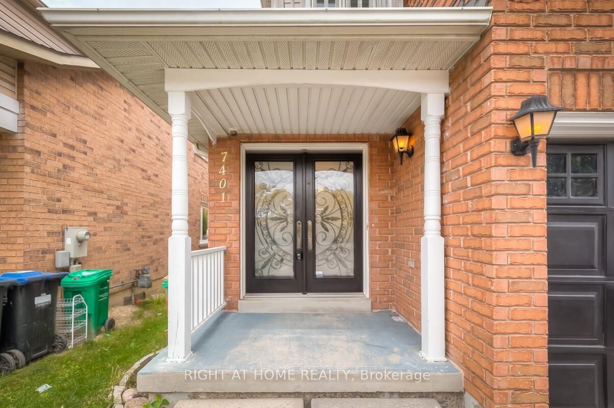 Property Photo:  7401 Village Walk  ON L5W 1X6 