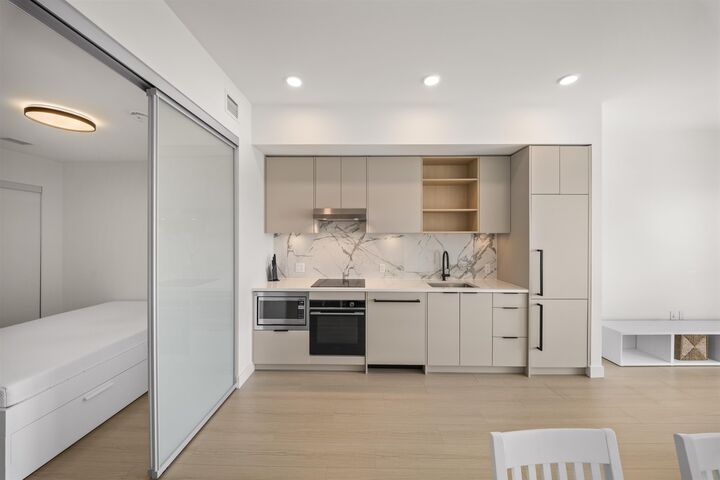 Property Photo: 422 E 3rd Street 503 BC V7L 1G2