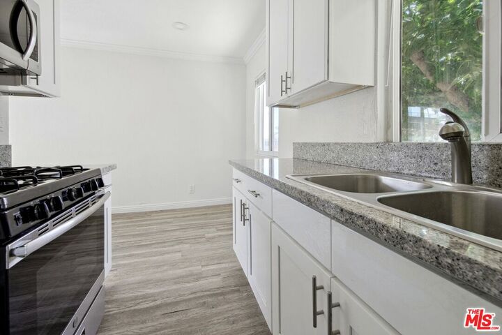 Property Photo:  6612 De Longpre Ave, Unit 5  CA 90028 