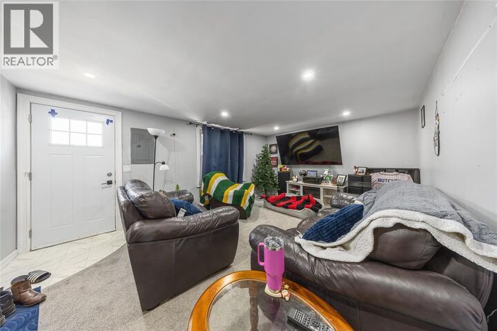 Property Photo:  2 Daniels Place  ON N7M 4P5 