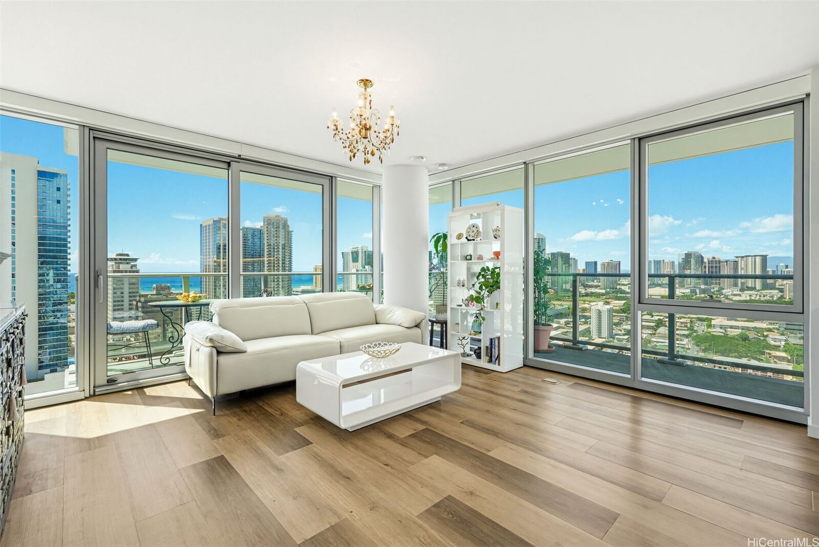Property Photo:  1500 Rycroft Street 2718R  HI 96814 