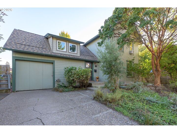 Property Photo:  632 NE 11th St  OR 97128 
