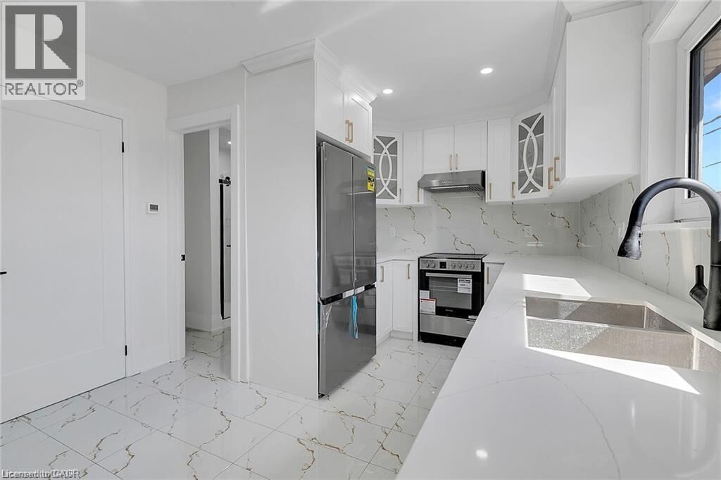 Property Photo:  581 Lancaster Street West 2  ON N2K 1M5 