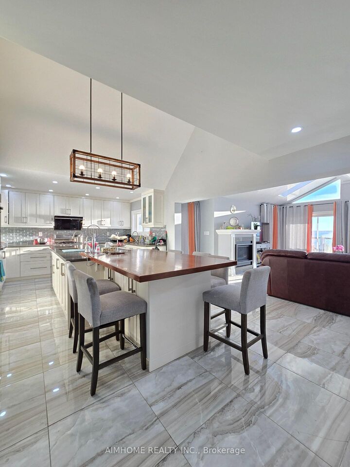 Property Photo:  66A Cooks Bay Drive Rm East  ON L4P 1L8 