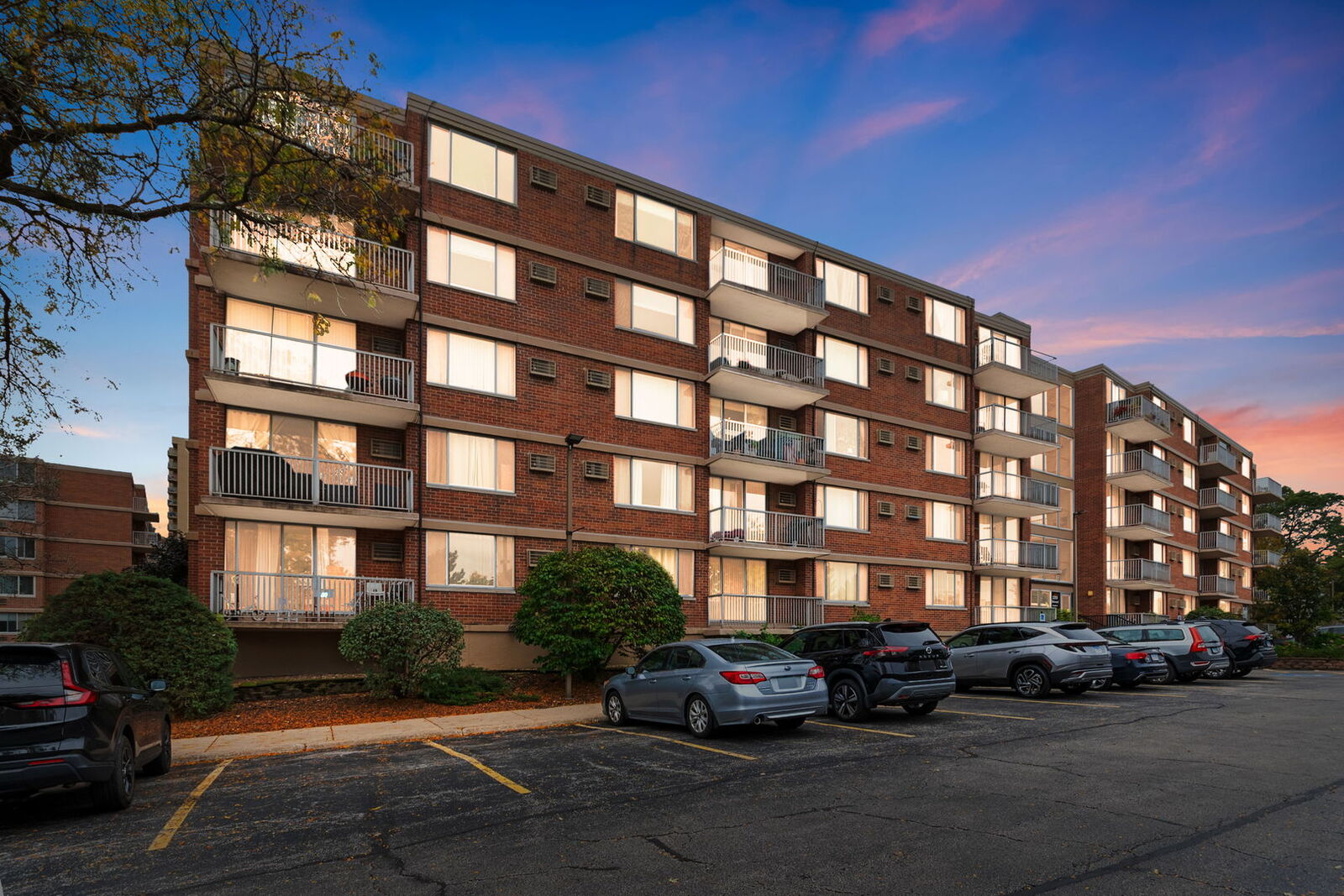 Property Photo: 2200 S Stewart Avenue 4D IL 60148
