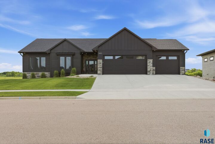 Property Photo:  5443 W Colonial Ct  SD 57107 