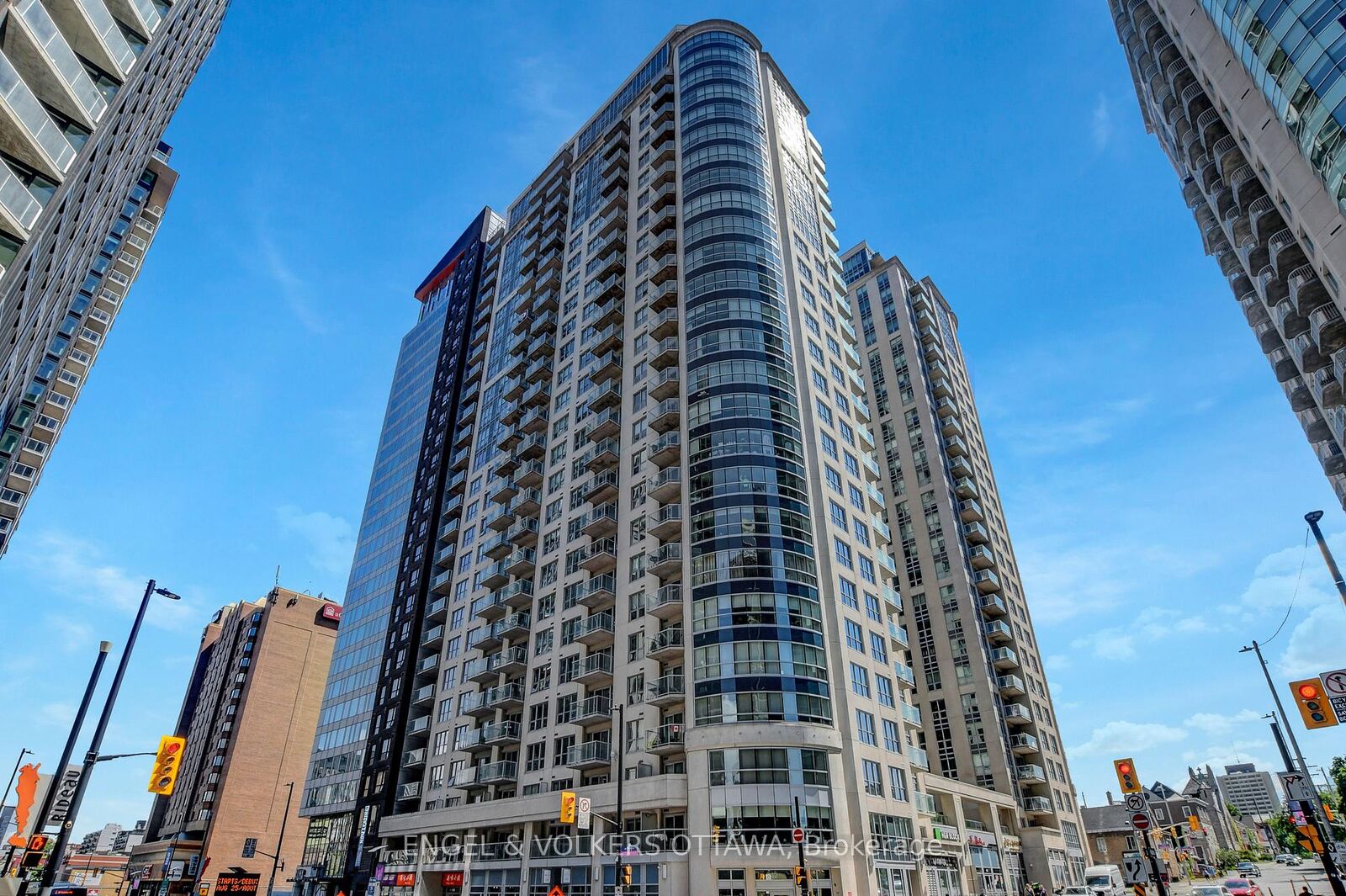 Property Photo:  242 Rideau Street 1305  ON K1N 0B7 
